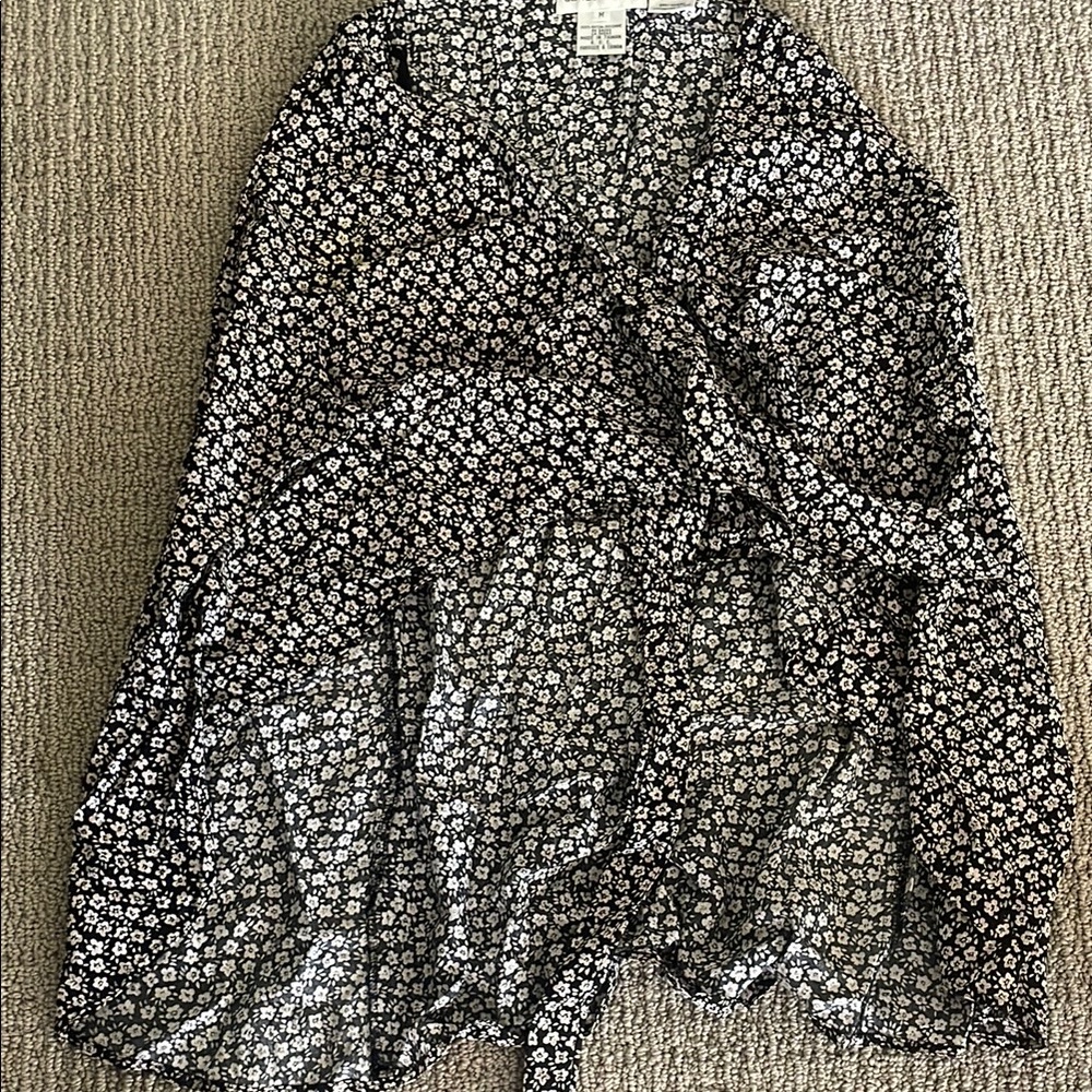 Jones Wear Black and White Floral Blouse